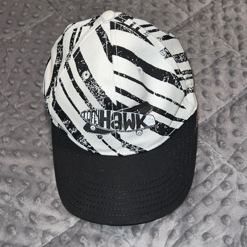 Tony Hawk OSFA hat skateboard black white print black bill name on bottom bill